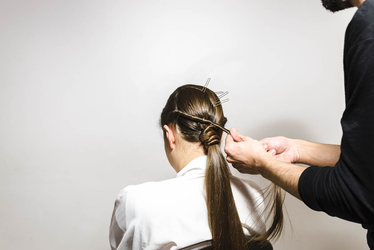 Hästsvans med omknuten hårslinga Tutorial 7 Kerastase